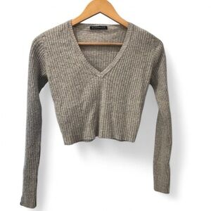 Brandy Melville Gray V-Neck Fuzzy Cropped Sweater